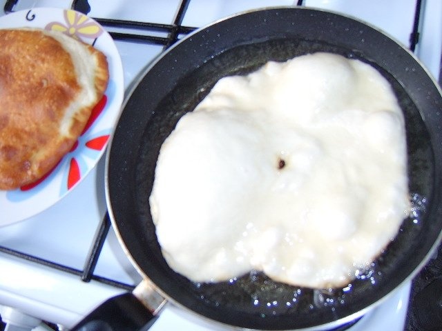 Langosi cu smantana, usturoi si branza