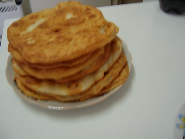 Langosi cu smantana, usturoi si branza