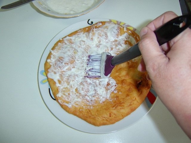 Langosi cu smantana, usturoi si branza