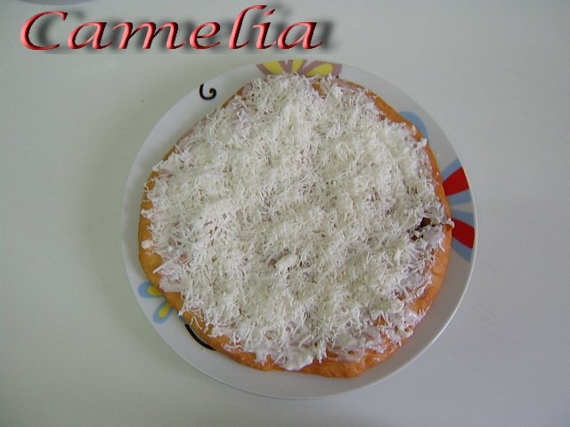 Langosi cu smantana, usturoi si branza