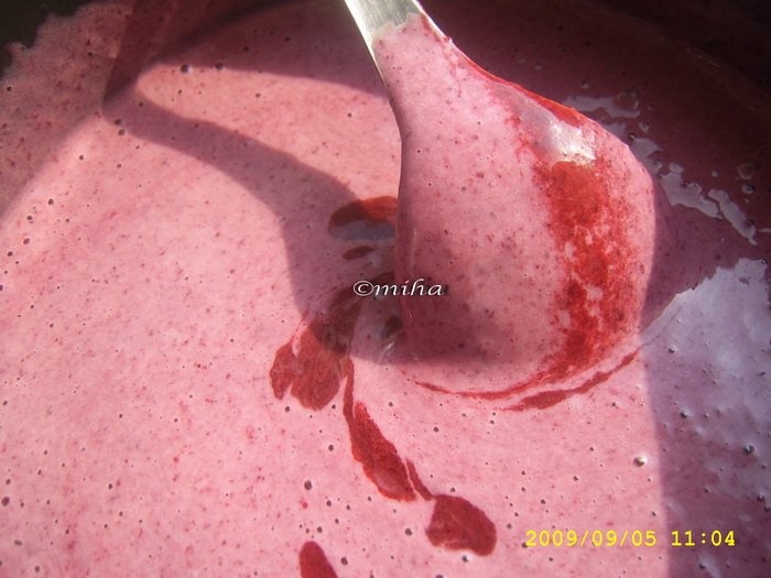 Tort cu mouse de ciocolata alba si mure