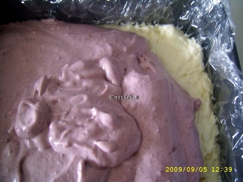 Tort cu mouse de ciocolata alba si mure