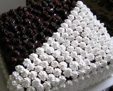 Tort cu mouse de ciocolata alba si mure