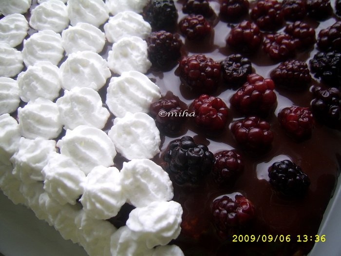 Tort cu mouse de ciocolata alba si mure