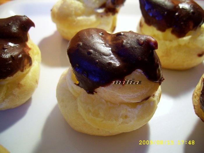 Choux-uri cu crema de vanilie