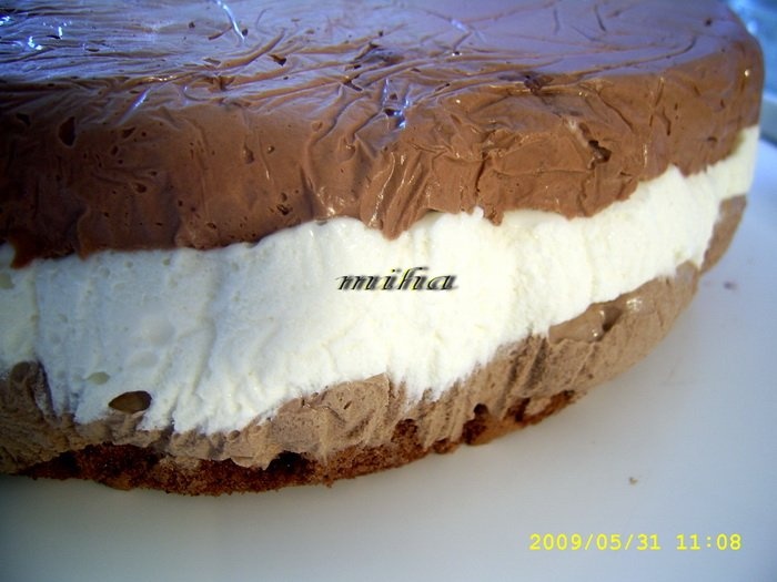 Tort cu frisca si ciocolata