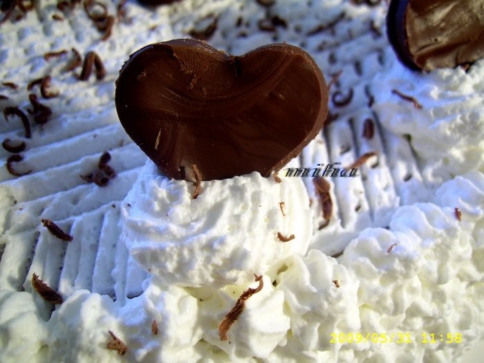 Tort cu frisca si ciocolata