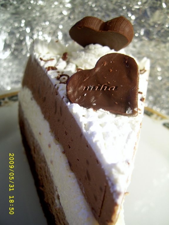 Tort cu frisca si ciocolata