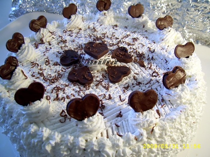 Tort cu frisca si ciocolata