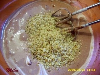 Tort cu mouse de ciocolata si nuci