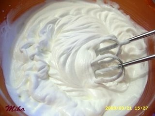 Tort cu mouse de ciocolata si nuci