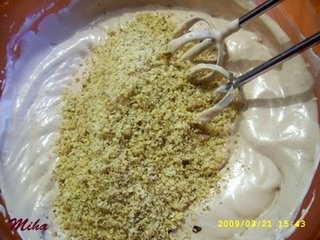 Tort cu mouse de ciocolata si nuci