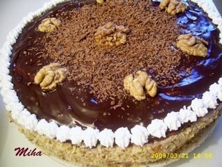 Tort cu mouse de ciocolata si nuci