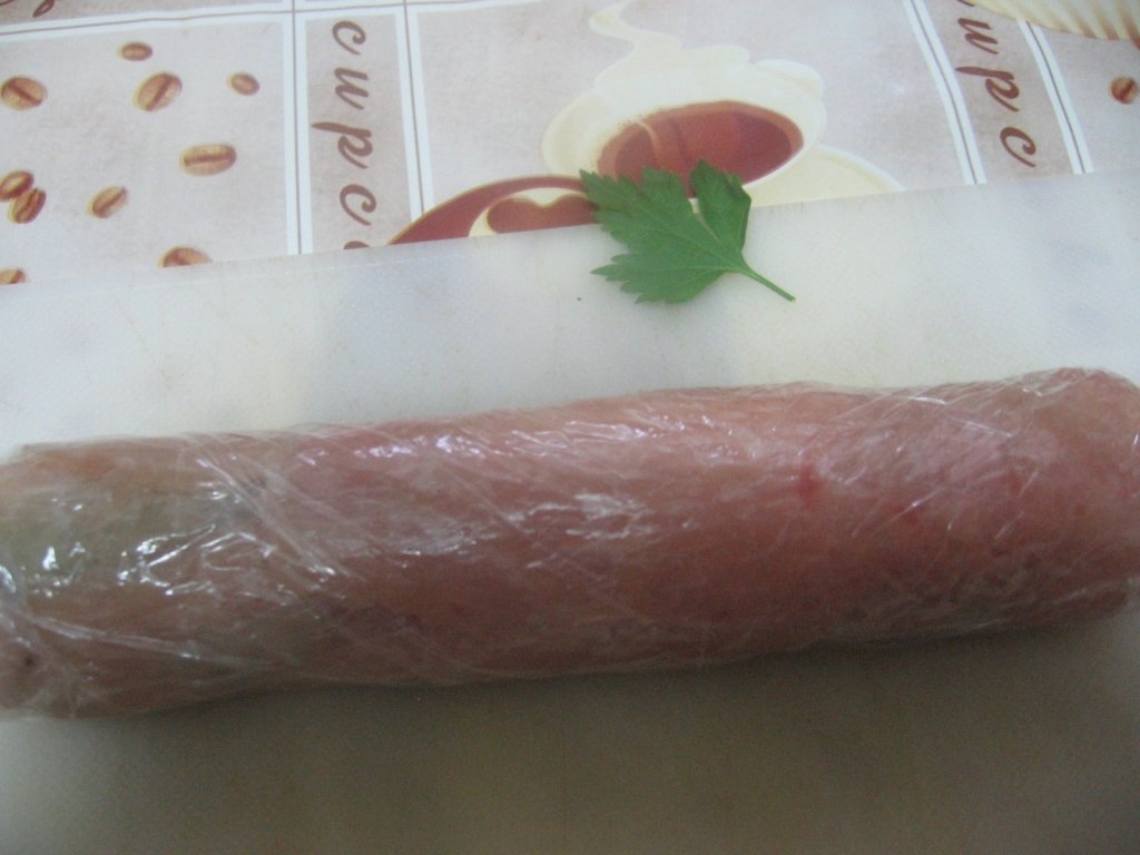 Rulouri din piept de curcan cu sunca in sos de rodii