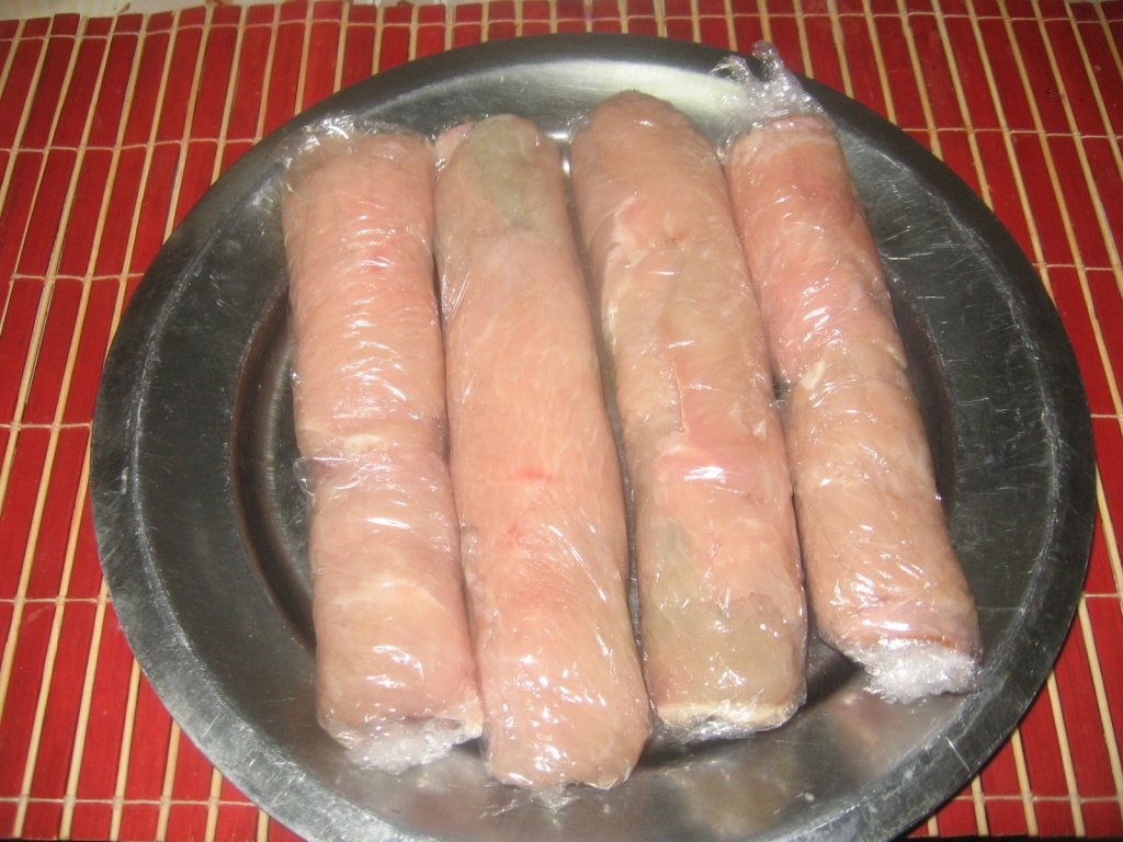 Rulouri din piept de curcan cu sunca in sos de rodii