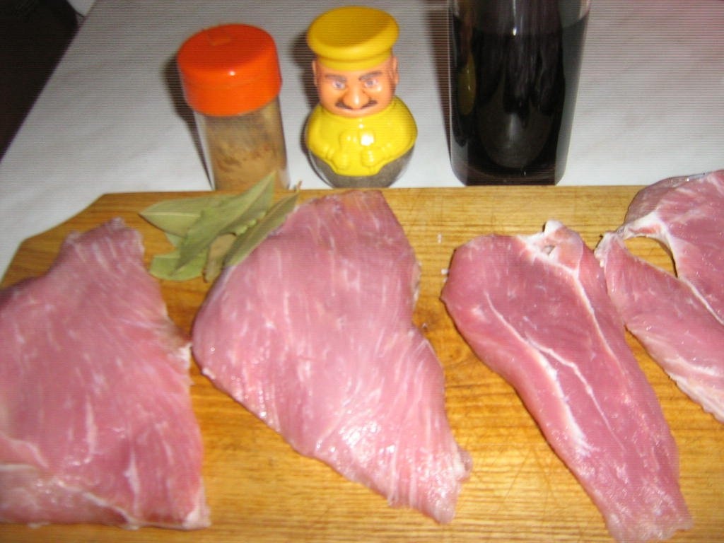 Pulpa de porc la tava cu sote de ciuperci si cascaval pane