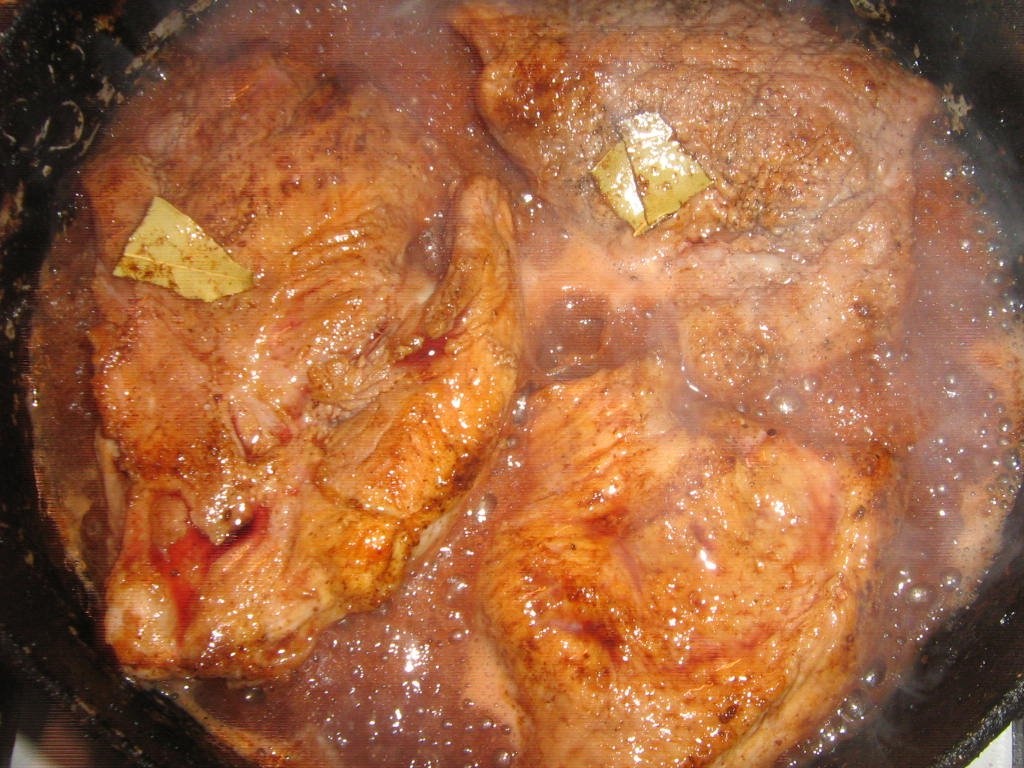 Pulpa de porc la tava cu sote de ciuperci si cascaval pane