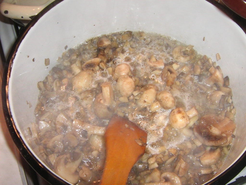 Pulpa de porc la tava cu sote de ciuperci si cascaval pane