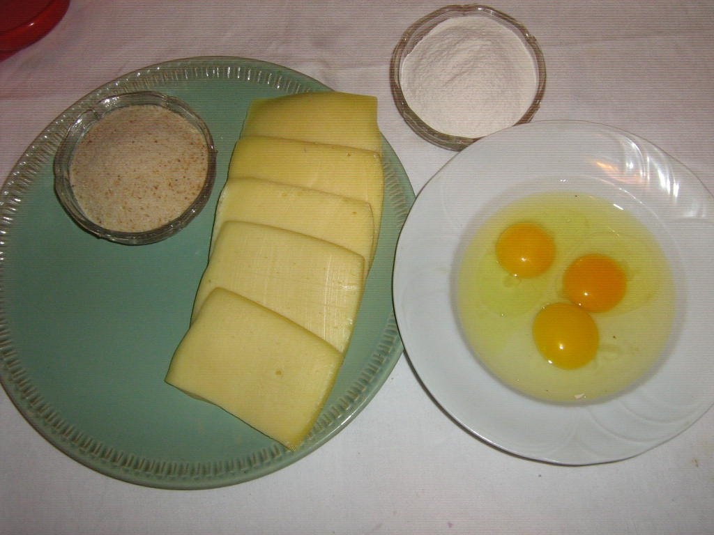 Pulpa de porc la tava cu sote de ciuperci si cascaval pane