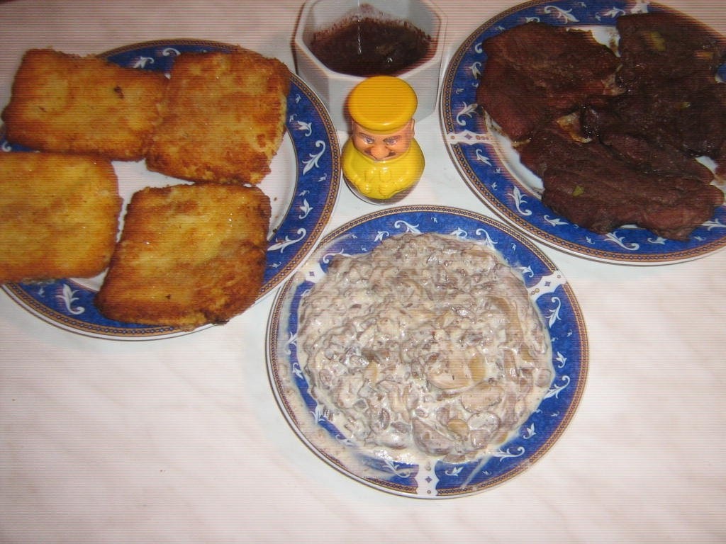 Pulpa de porc la tava cu sote de ciuperci si cascaval pane