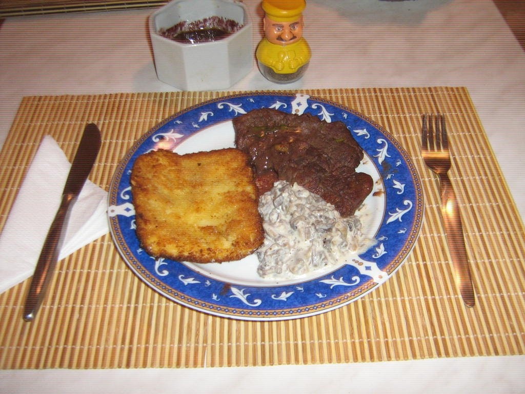 Pulpa de porc la tava cu sote de ciuperci si cascaval pane