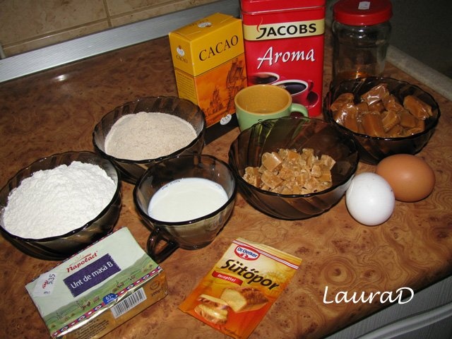 Tort cu bucati si crema de caramele