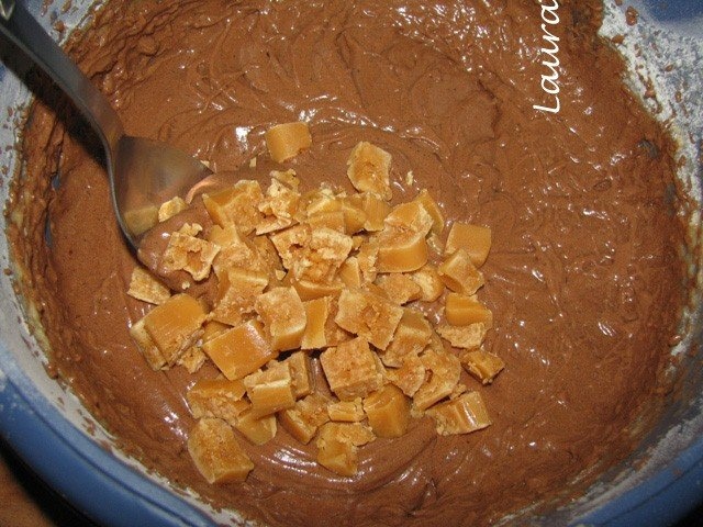 Tort cu bucati si crema de caramele