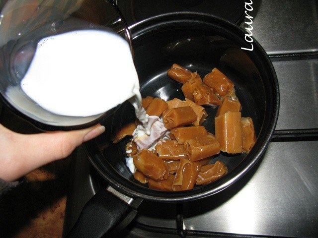 Tort cu bucati si crema de caramele