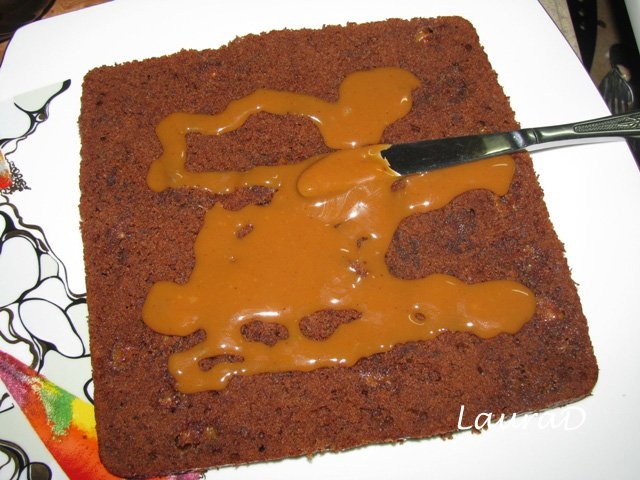 Tort cu bucati si crema de caramele