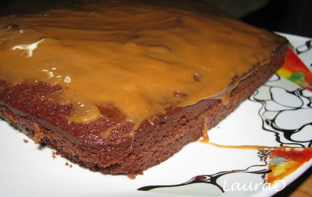 Tort cu bucati si crema de caramele