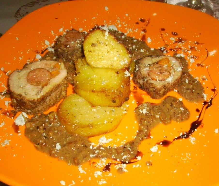 Rulada de Porc in crusta de nuci, alune si migdale,