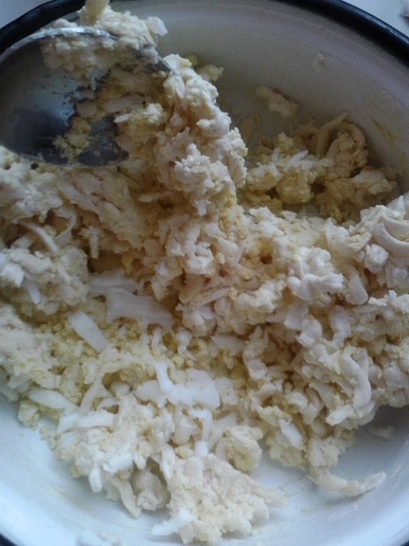 Salata de ou si branza topita