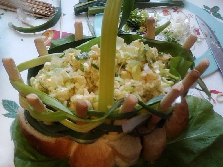 Salata de ou si branza topita