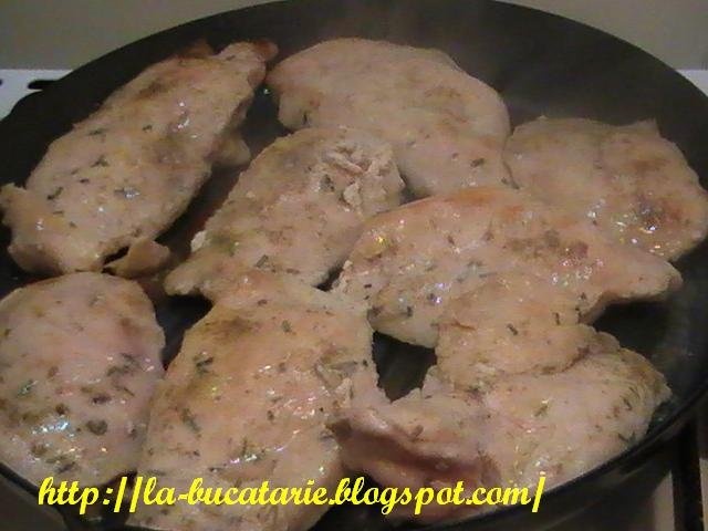 Legume la gratar cu piept de pui si sos de smantana