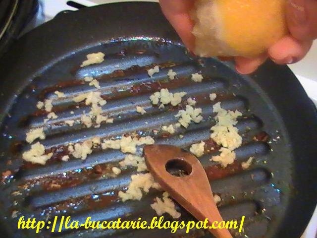 Legume la gratar cu piept de pui si sos de smantana