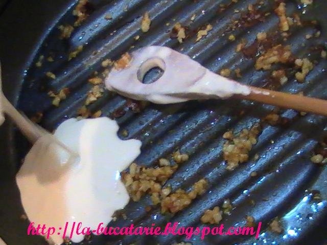 Legume la gratar cu piept de pui si sos de smantana