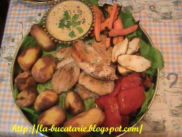 Legume la gratar cu piept de pui si sos de smantana