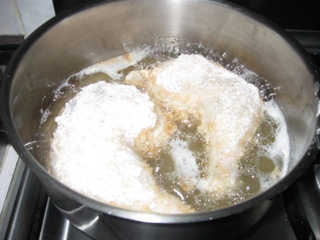 Pulpe de pui pane cu cartofi umpluti pane si friganele