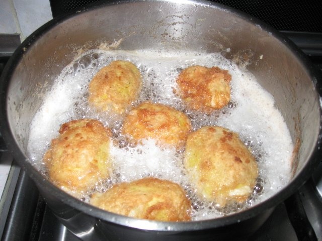 Pulpe de pui pane cu cartofi umpluti pane si friganele