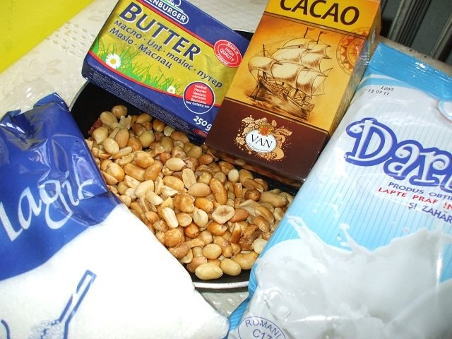 Ciocolata de casa cu nuci si arahide