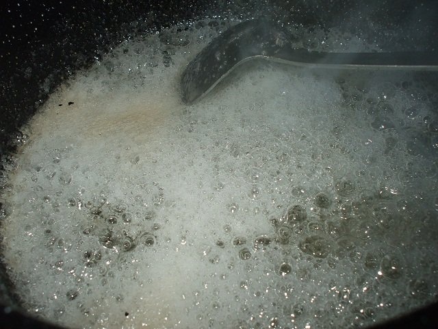 Ciocolata de casa cu nuci si arahide