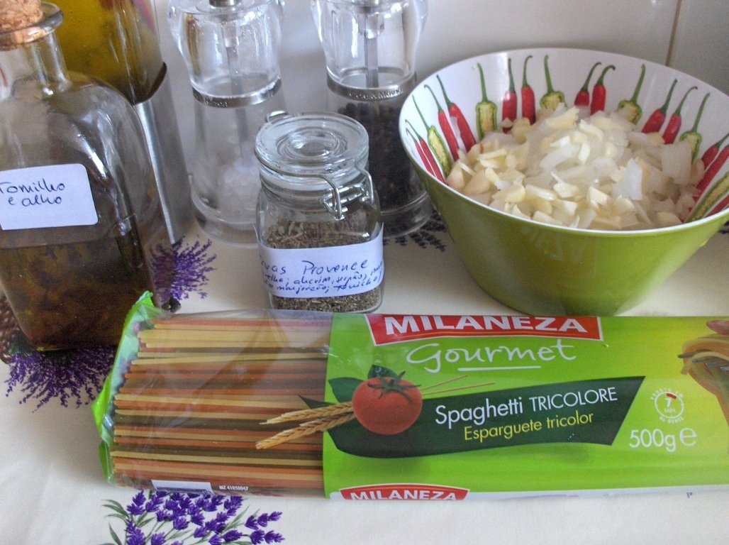 Pui cu spaghete (Frango com Esparguete)