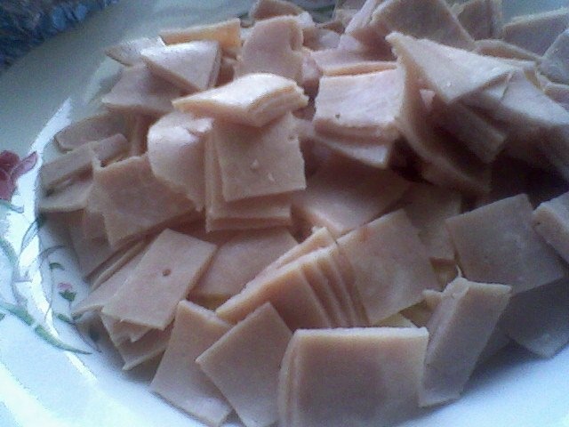 Salata de paste colorate cu sunca si cascaval