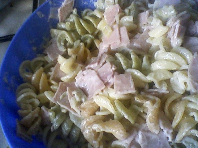 Salata de paste colorate cu sunca si cascaval