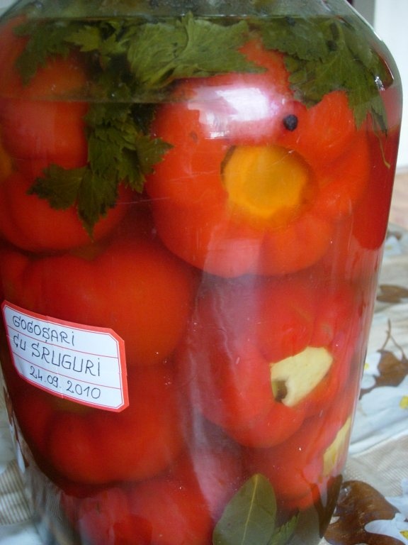 Gogosari marinati umpluti cu struguri