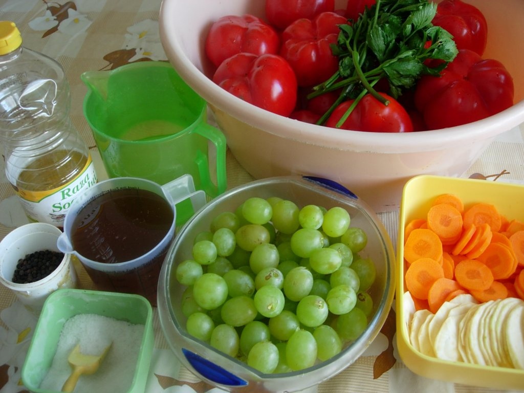 Gogosari marinati umpluti cu struguri