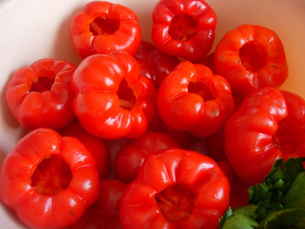 Gogosari marinati umpluti cu struguri