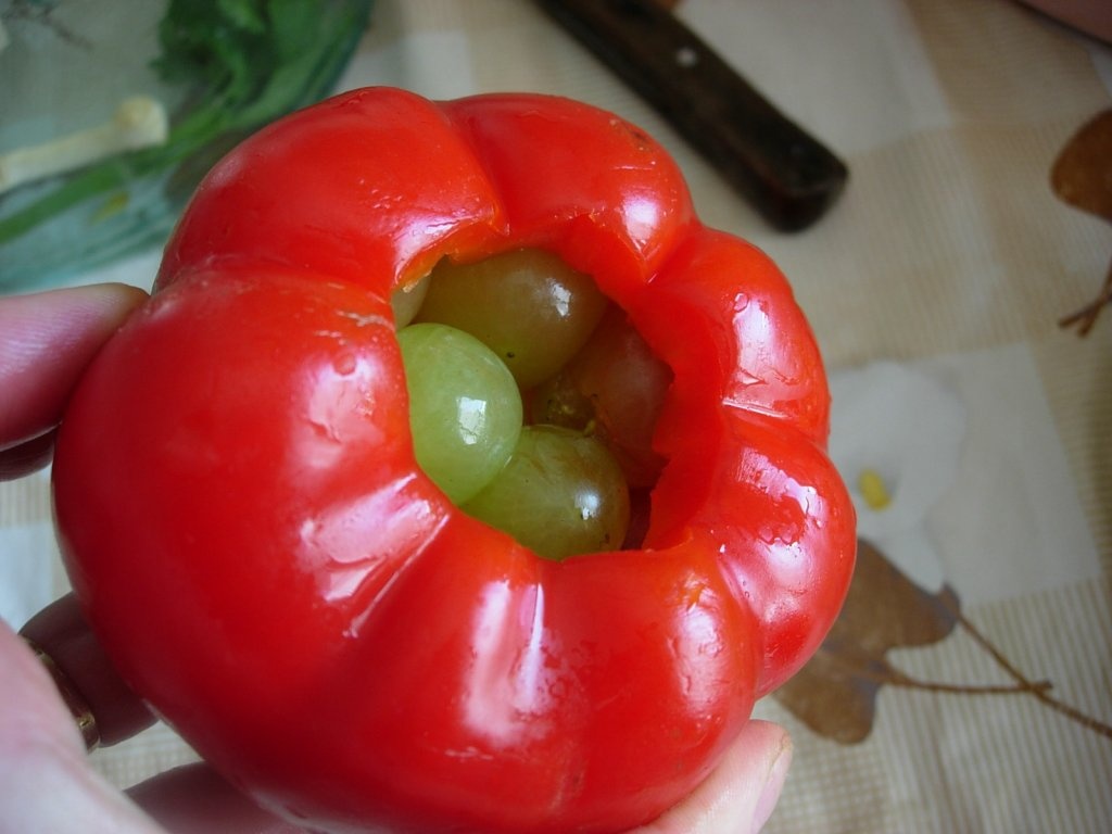 Gogosari marinati umpluti cu struguri