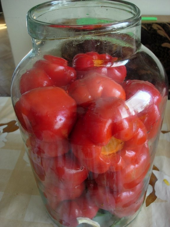 Gogosari marinati umpluti cu struguri