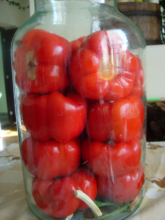 Gogosari marinati umpluti cu struguri